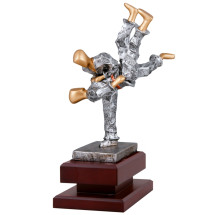 TROFEO JUDO DE RESINA SOBRE PEANA DE MADERA