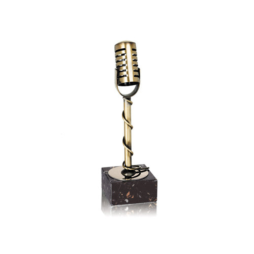 TROFEO MICR&Oacute;FONO DE METAL