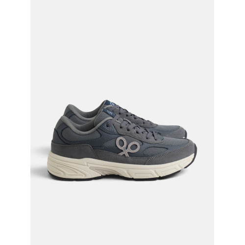 Zapatilla running tono gris